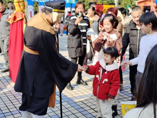 游客热情参与春节广场活动  